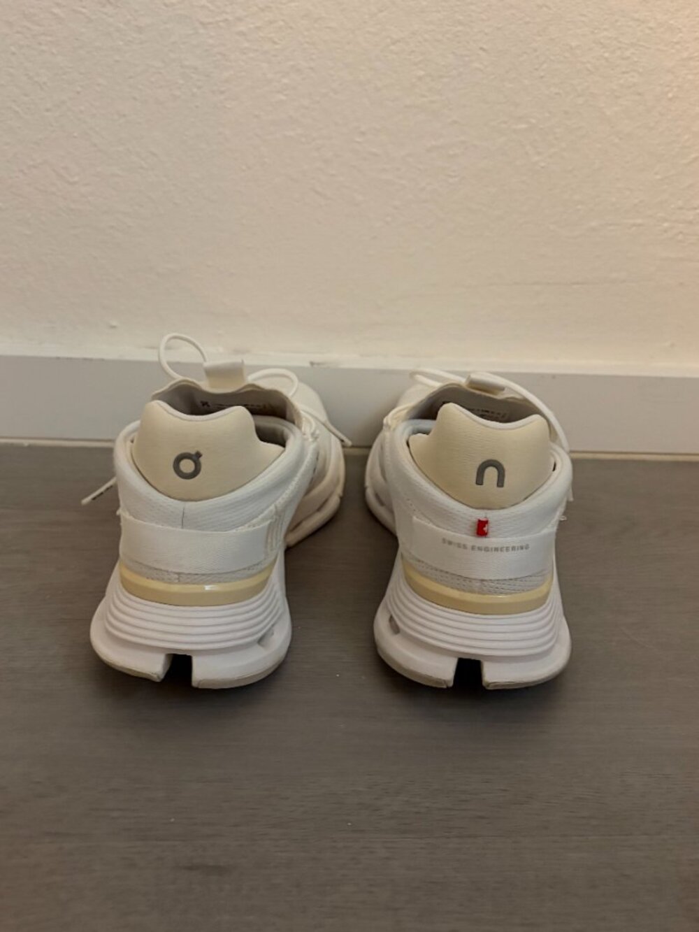 Womens Oncloud White Shoes 8.5 - Picture 2 of 4